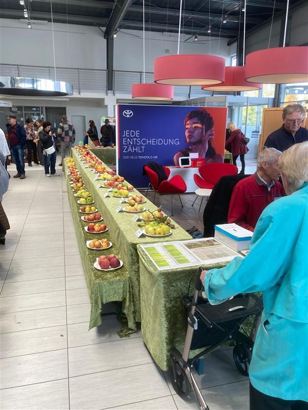 Apfel- und Pilzausstellung im Autohaus Wuchenauer